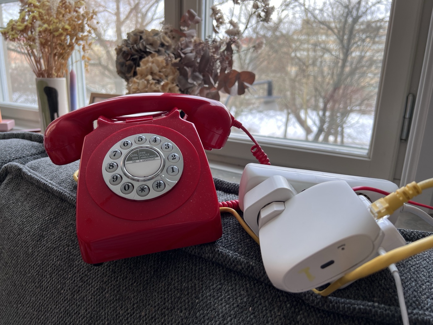 Testar Barnluren på en klassisk röd telefon