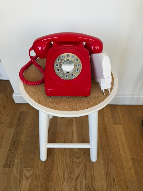 Barnluren-telefonadapter med en klassisk röd telefon